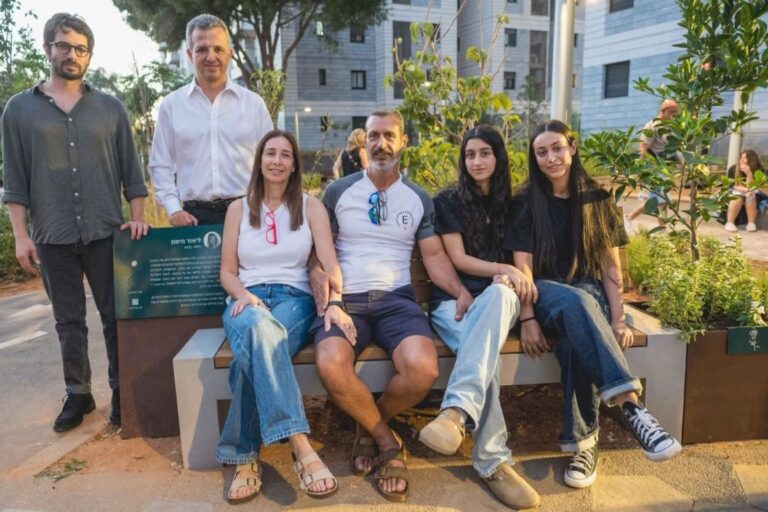 בני משפחתה של ליאור מימון בפינת ישיבה שהוקמה לזכרה, עם הזמר רן דנקר (משמאל) ששיר שלו מושמע בפינת הזיכרון (צילום: אלבום פרטי)