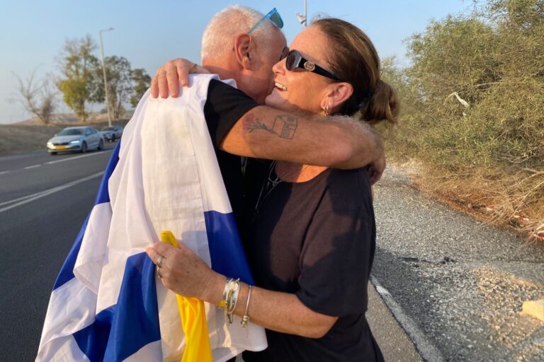 נירה שרעבי, אשתו של יוסי שרעבי ז"ל, מחבקת את חיים ילין, ראש מועצת אשכול לשעבר (צילום: יהל פרג')