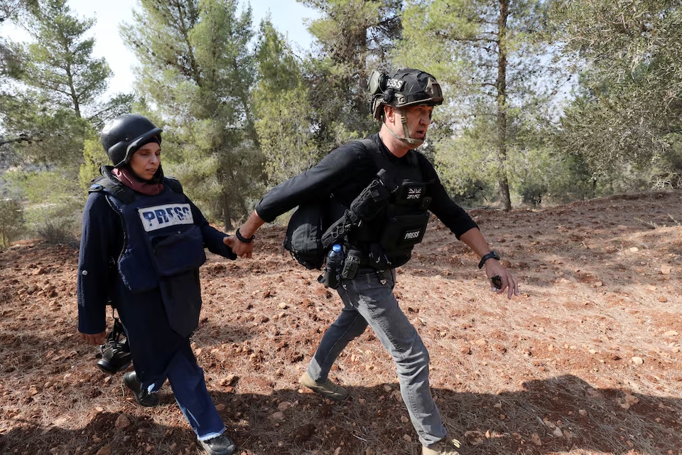 יועץ הביטחון של רויטרס גרנט בודן מפנה את הצלמת רנין סוואפטה לאחר התקרית בשומרון (צילום: REUTERS/Nidal Eshtayeh) יועץ הביטחון של רויטרס גרנט בודן מפנה את הצלמת רנין סוואפטה לאחר התקרית בשומרון (צילום: REUTERS/Nidal Eshtayeh)