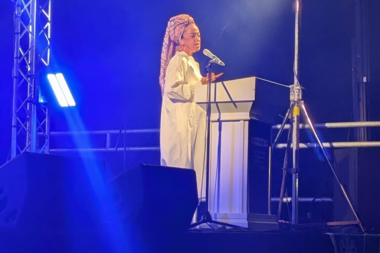 ללי דרעי בעצרת 'קמים יחד!'. "מי ששלח את הילד שלו לשדה קרב ומי שהתפלל להשבת החטופים אומר בקול גדול: 'כן, שומר אחי אנוכי'" (צילום: מיכל מרנץ)