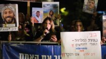 שרון אשל במחאה מול בית רה"מ. "להבטיח שמדם ילדינו לא תישאר רק קריאה אילמת" (צילום: דוד טברסקי)