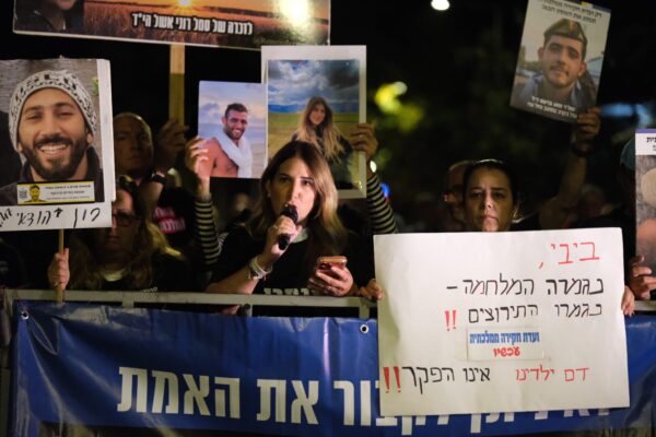 שרון אשל במחאה מול בית רה"מ. "להבטיח שמדם ילדינו לא תישאר רק קריאה אילמת" (צילום: דוד טברסקי)