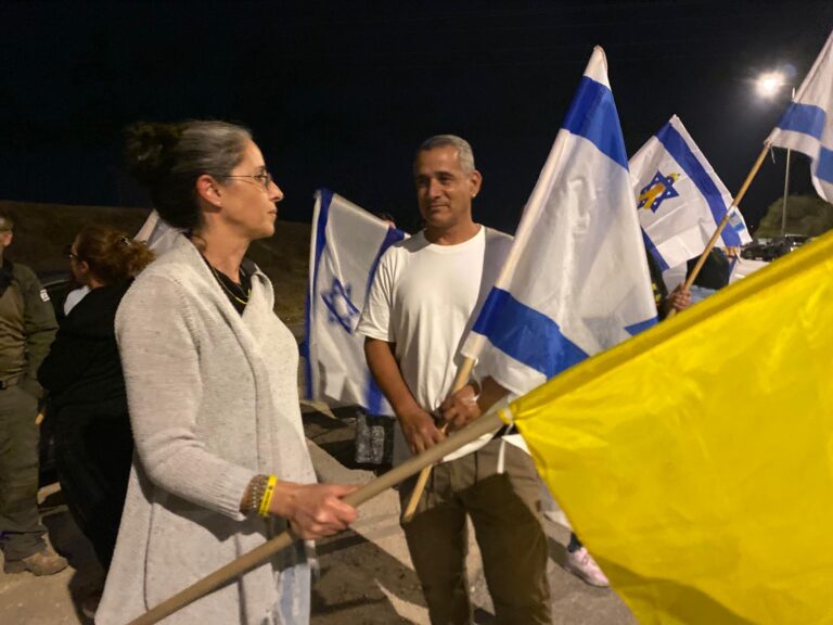 איילת עוז הגיעה לצומת גמה כדי ללוות את החטופים החללים (צילום: יהל פרג')