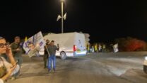 אחד הרכבים הנושאים ארונות שהובאו לישראל מגיע לצומת גמה (צילום: יהל פרג')