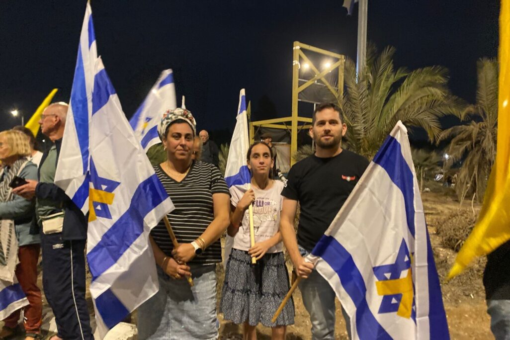 דביר (מימין), עדי ויהב לוי מקיבוץ סהר ממתינים לארון החטוף החלל (צילום: יהל פרג')