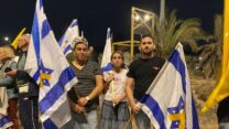 דביר (מימין), עדי ויהב לוי מקיבוץ סהר ממתינים לארון החטוף החלל (צילום: יהל פרג')