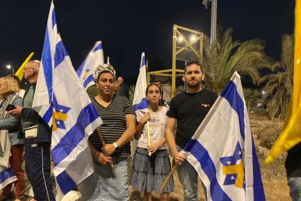 דביר (מימין), עדי ויהב לוי מקיבוץ סהר ממתינים לארון החטוף החלל (צילום: יהל פרג')