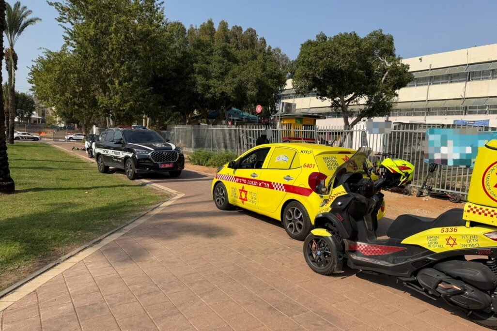 זירת הדקירה בבית ספר תיכון באשדוד (צילום: מד"א) זירת הדקירה בבית ספר תיכון באשדוד (צילום: מד"א)