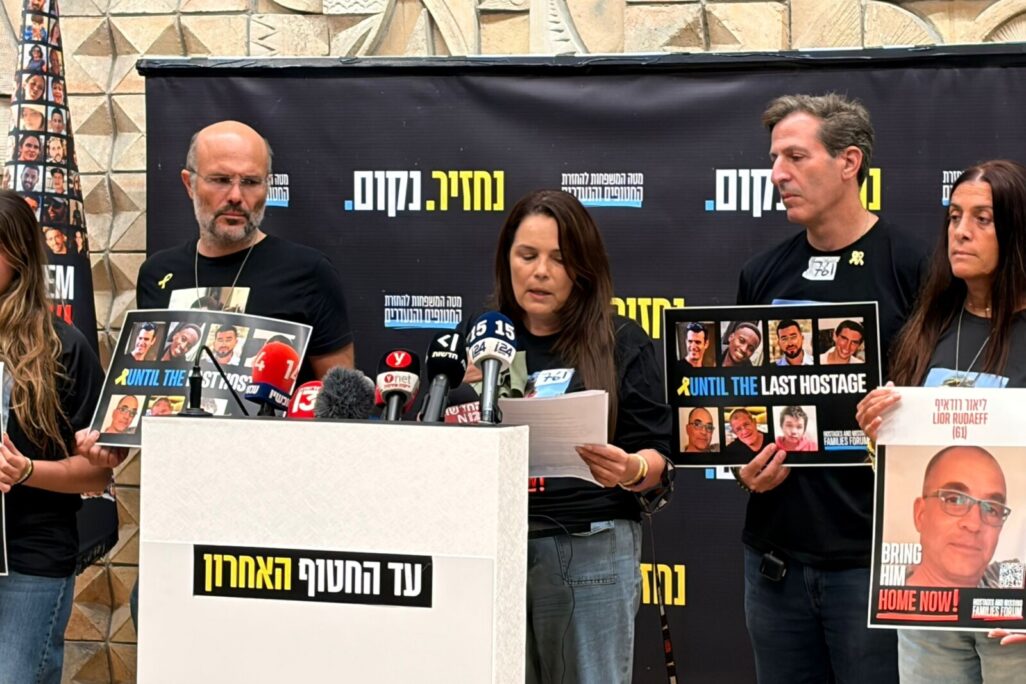 רובי חן (מימין) וחגית חן בהצהרה לתקשורת לאחר השבת בנם איתי חן לקבורה בישראל (צילום: מטה המשפחות להשבת החטופים)