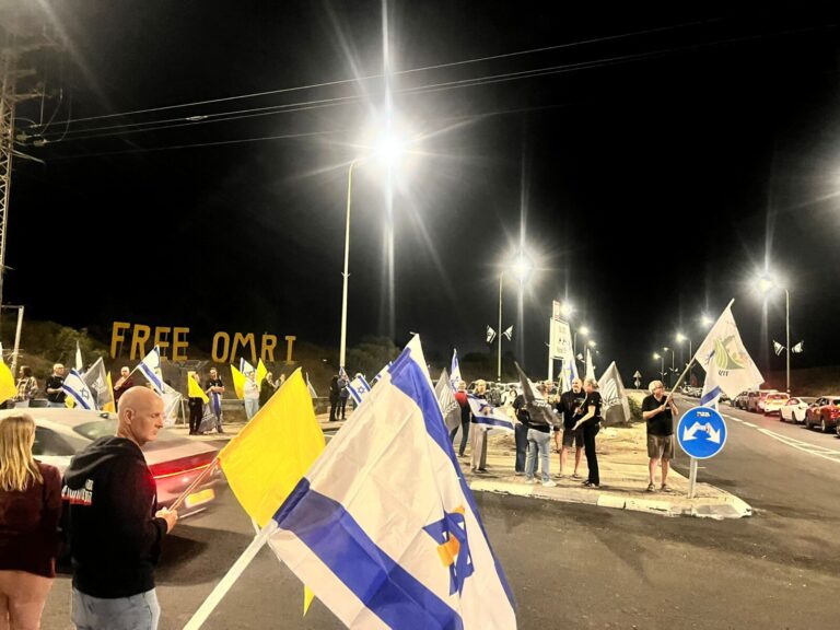 התכנסות בצומת סעד בעוטף בציפיה להגעת חטופים חללים (צילום: מטה המשפחות אשכול)