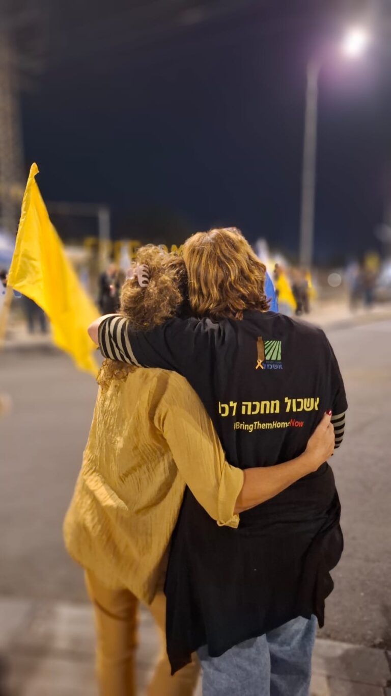 נשים ממתינות להגעת הארונות (צילום: ללא קרדיט)