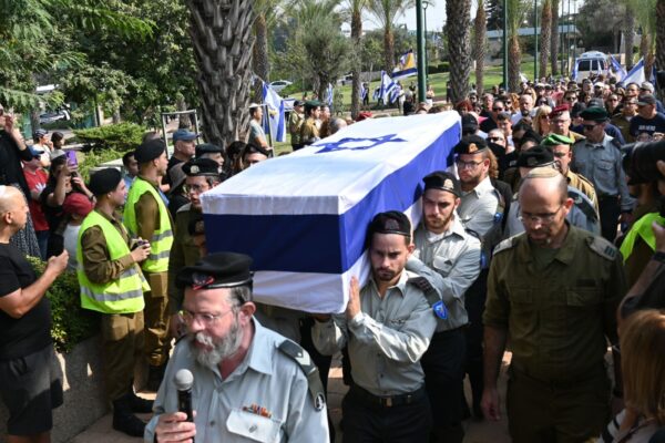 סרן עומר נאוטרה ז"ל, מובא למנוחות בבית העלמין הצבאי בקריית שאול (צילום: פאולינה פטימר)