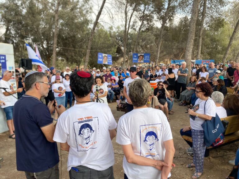 נאספים באנדרטת חץ שחור. "להחזיר את כולם הביתה" (צילום: יהל פרג')