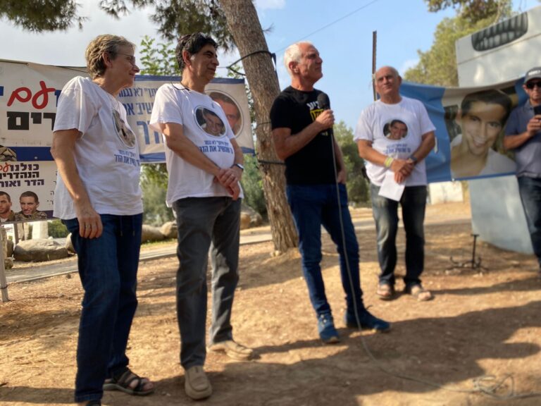 חיים ילין (שני מימין), לשעבר ראש מועצת אשכול וחבר הכנסת במסדר הדר באנדרטת חץ שחור (צילום: יהל פרג')