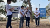 צביקה מור (שני מימין), אביו של שורד השבי איתן מור, נושא דברים באנדרטת חץ שחור (צילום: יהל פרג')