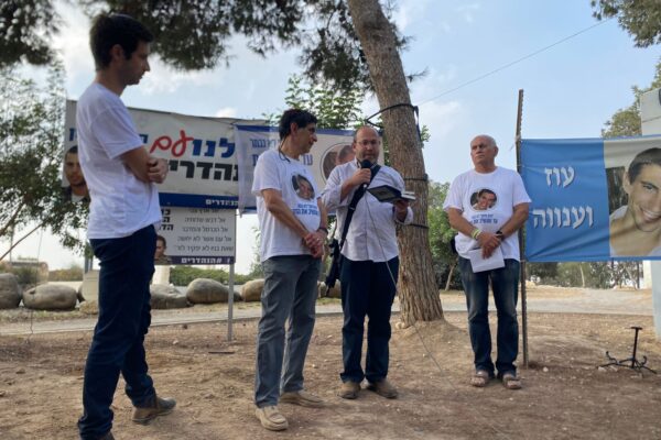 צביקה מור (שני מימין), אביו של שורד השבי איתן מור, נושא דברים באנדרטת חץ שחור (צילום: יהל פרג')