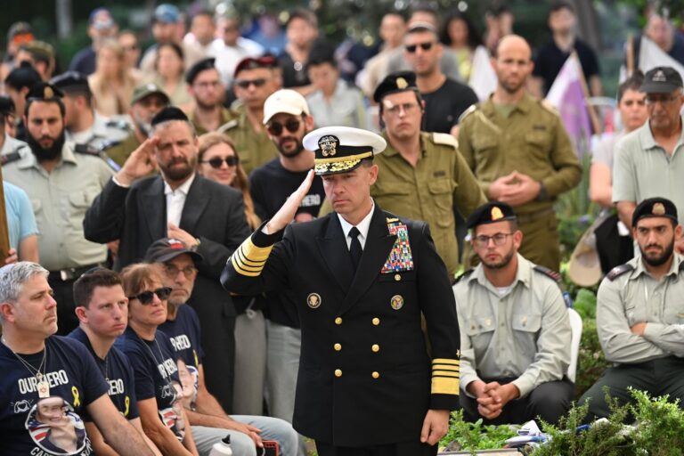 אדמירל בראד קופר, מפקד פיקוד המרכז האמריקני, בהלוויתו של סרן עומר נאוטרה (צילום: פאולינה פטימר)