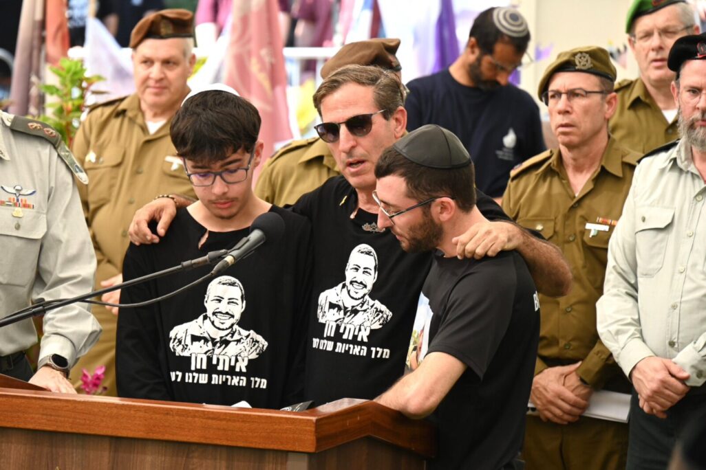 רובי חן, אביו של סמ"ר איתי חן ז"ל שנפל ברצועת עזה והושב לישראל, בהלוויה בבית העלמין קריית שאול (צילום: אוריאל אבן ספיר)