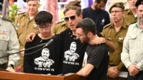 רובי חן, אביו של סמ"ר איתי חן ז"ל שנפל ברצועת עזה והושב לישראל, בהלוויה בבית העלמין קריית שאול (צילום: אוריאל אבן ספיר)