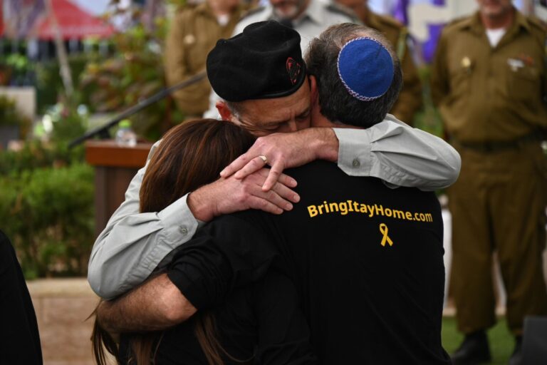 Itay's parents, Ruby and Hagit Chen, together with the chief armor officer, Brigadier General Ohad Maor (Photo: Uriel Even Sapir)