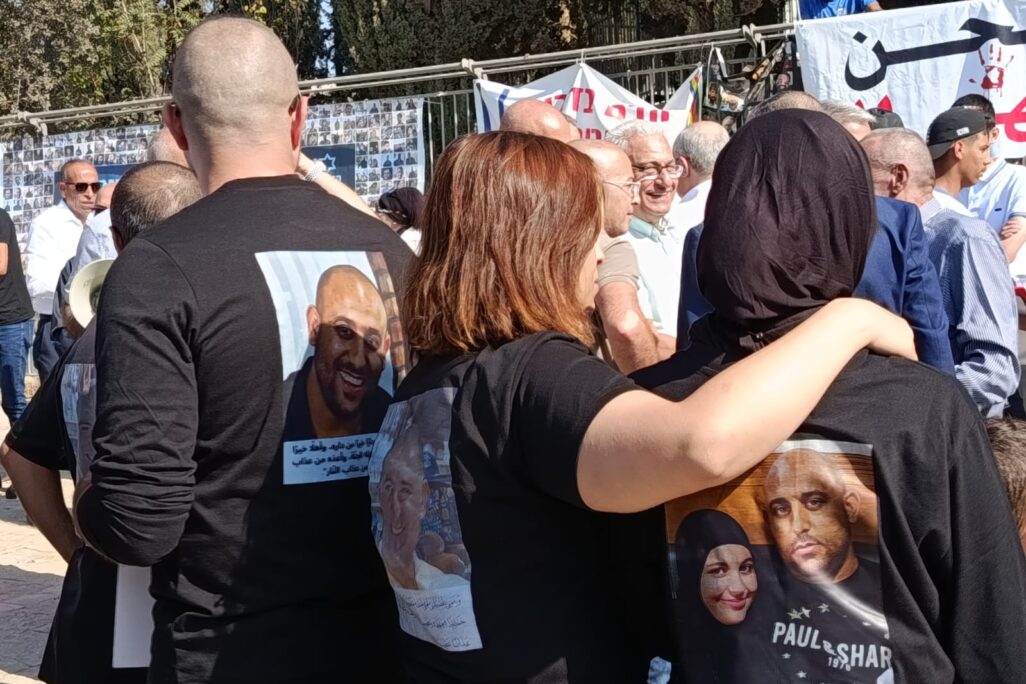 מוחים בקריית הממשלה, על חולצותיהם תמונות נרצחים מהחברה הערבית (צילום: יניב שרון) מוחים בקריית הממשלה, על חולצותיהם תמונות נרצחים מהחברה הערבית (צילום: יניב שרון)