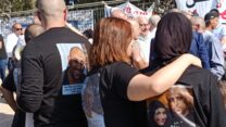 מוחים בקריית הממשלה, על חולצותיהם תמונות נרצחים מהחברה הערבית (צילום: יניב שרון)