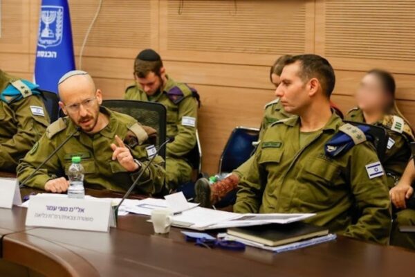 מוני עמר (מימין) ושי טייב בדיון בוועדת המשנה למשאבי אנוש בצה"ל (צילום: נועם מושקוביץ/דוברות הכנסת)