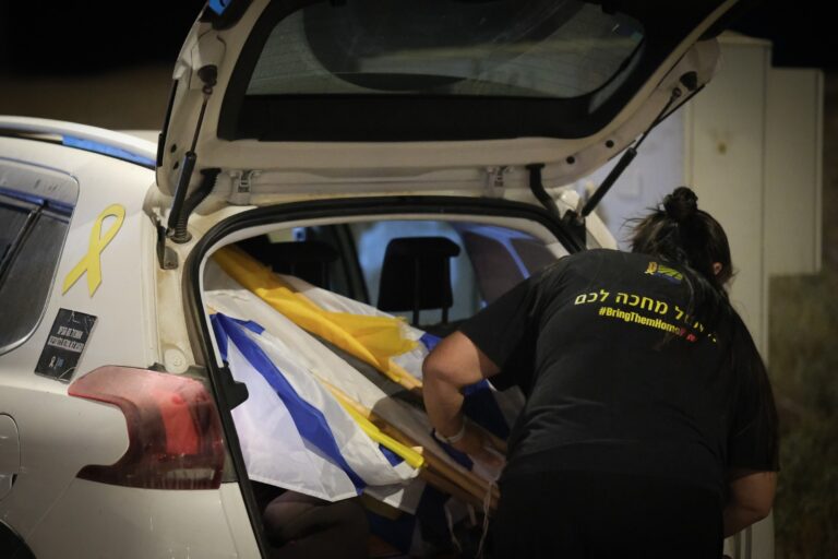 הוואן עם הדגלים (צילום: דוד טברסקי)