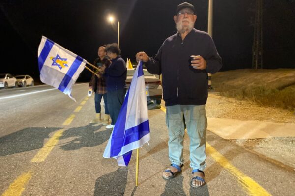 מוטי בלושטיין, מקיבוץ נירים הגיע לעמוד עם דגל ישראל בצומת גמה (צילום: יהל פרג')