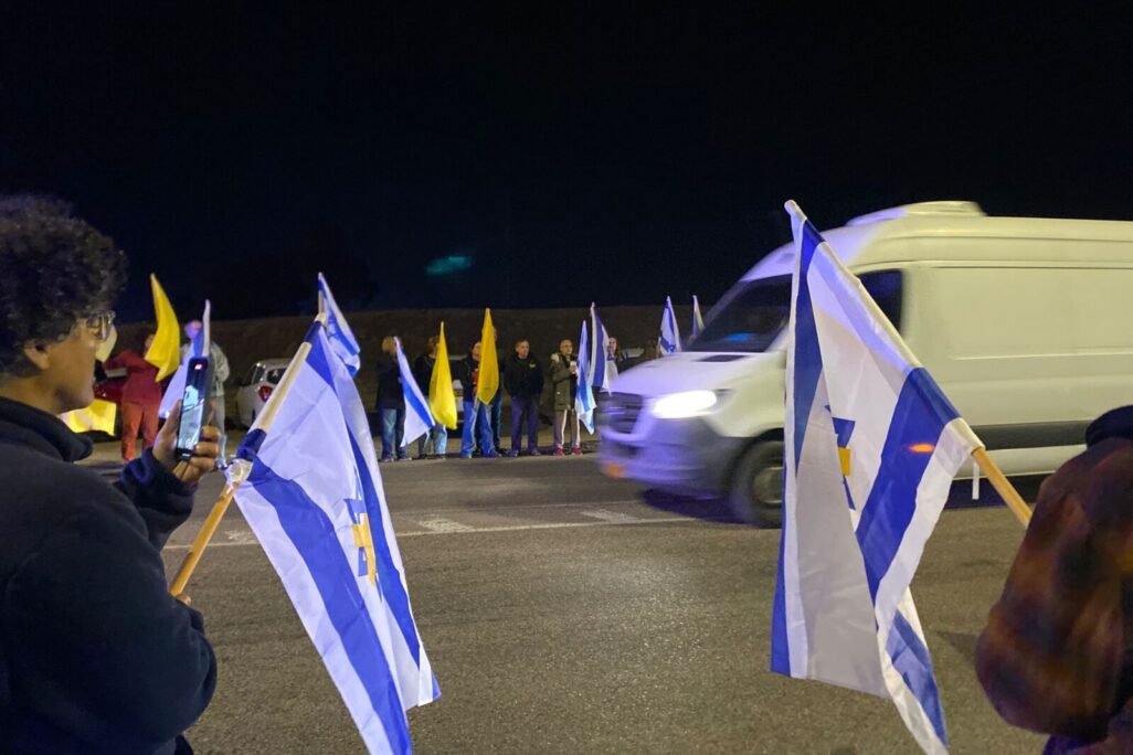 תושבי עוטף עזה מלווים את השיירה שיוצאת מעזה עם ארון של חלל חטוף (צילום: יהל פרג') תושבי עוטף עזה מלווים את השיירה שיוצאת מעזה עם ארון של חלל חטוף (צילום: יהל פרג')