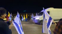 תושבי עוטף עזה מלווים את השיירה שיוצאת מעזה עם ארון של חלל חטוף (צילום: יהל פרג')