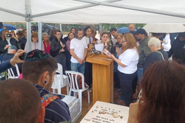 טקס גילוי המצבה של ענבר הימן בבית עלמין ירקון (צילום: אמיתי פרץ)