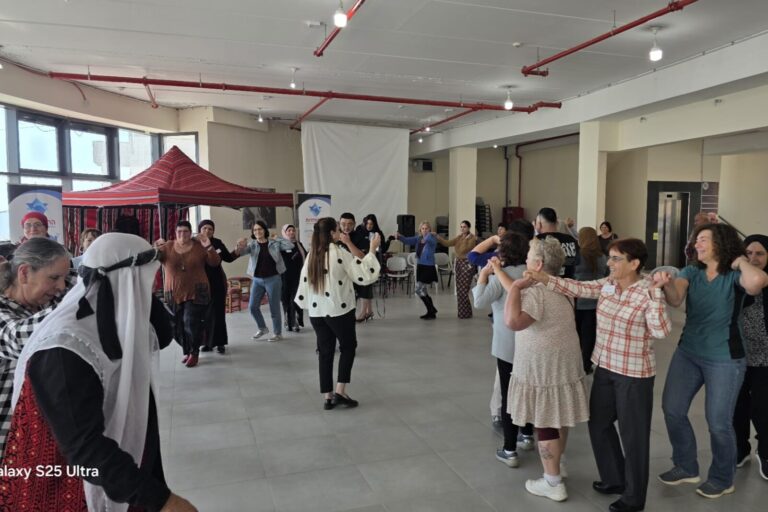 ריקודים במפגש האזרחים הוותיקים בדיר אל-אסד (צילום: המכון היהודי ערבי בהסתדרות)