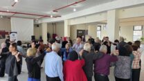 ריקודים במפגש האזרחים הוותיקים בדיר אל-אסד (צילום: המכון היהודי ערבי בהסתדרות)