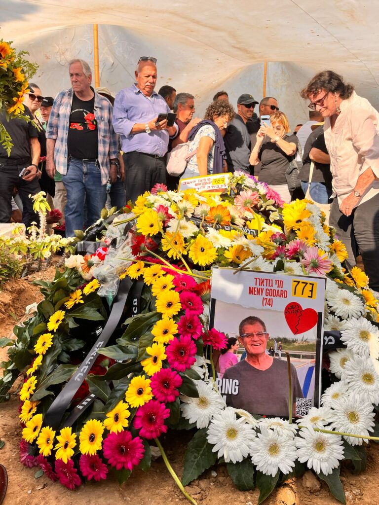 מני גודארד ז״ל מובא למנוחות בבית העלמין בקיבוץ בארי. "הסוף שלנו הוא לא סוף טוב" (דוברות קיבוץ בארי)
