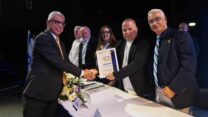 איציק נפש (משמאל) מקבל את תואר יקיר העיר אשקלון (צילום: אחי בנאי)