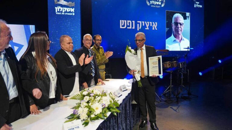 איציק נפש (מימין) מקבל את תואר יקיר העיר אשקלון (צילום: אחי בנאי)