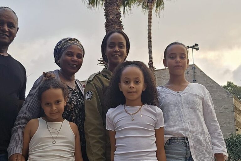 רס"ן במיל יעל ווסהו משפחתה. "עבדנו על אוטומט באותן שעות" (צילום: דו"צ)