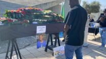 אחמד סלום (מימין) נפרד מחברו ג'ושוע לואיטו מולל, שנחטף ב-7 באוקטובר והושב לישראל לאחר שנתיים (צילום: יהל פרג')