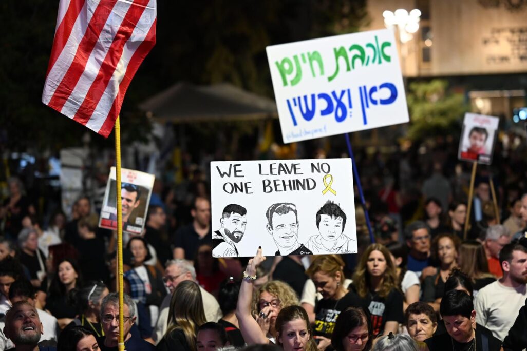 אלפים בכיכר החטופים (צילום: ליאור רוטשטיין) אלפים בכיכר החטופים (צילום: ליאור רוטשטיין)