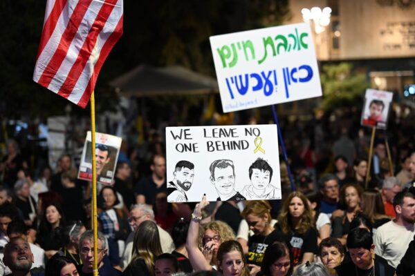 אלפים בכיכר החטופים (צילום: ליאור רוטשטיין)