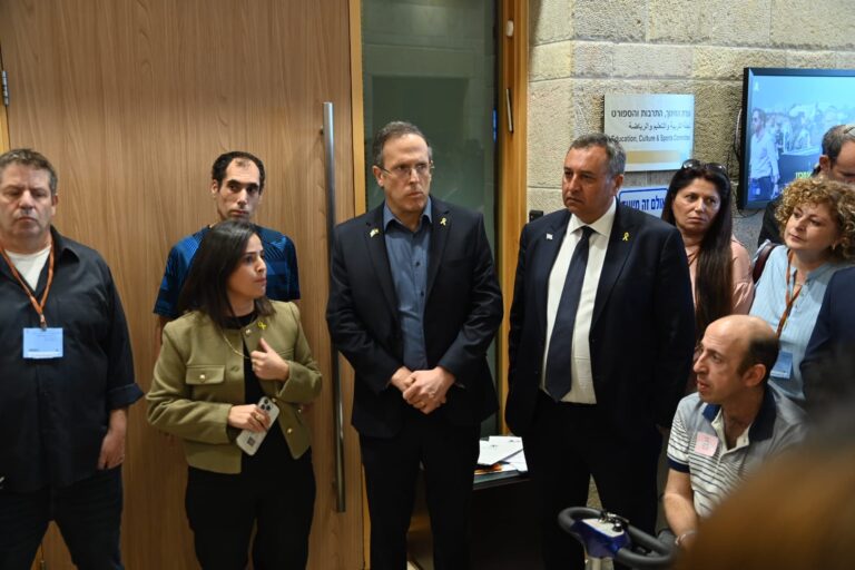 חברי הכנסת סימון דוידסון (מימין), משה טור פז ועדי עזוז מ'יש עתיד' משוחחים עם המורים המוחים (צילום: אור גואטה)