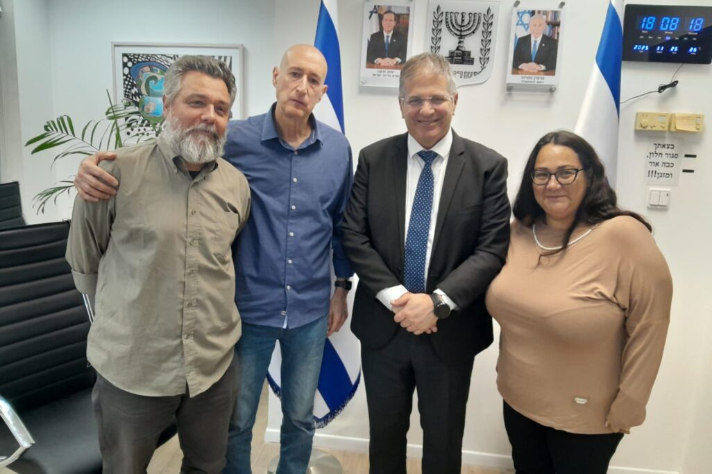שר החינוך יואב קיש (שני מימין) בפגישה עם מורים למקצועות הומניים בתיכונים (צילום: אלבום פרטי) שר החינוך יואב קיש (שני מימין) בפגישה עם מורים למקצועות הומניים בתיכונים (צילום: אלבום פרטי)