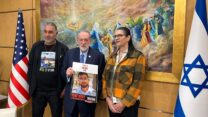 שגריר ארה"ב בישראל מייק האקבי עם הוריו של החלל החטוף רן גואילי ז"ל, טליק ואיציק (צילום: מטה המשפחות להחזרת החטופים)