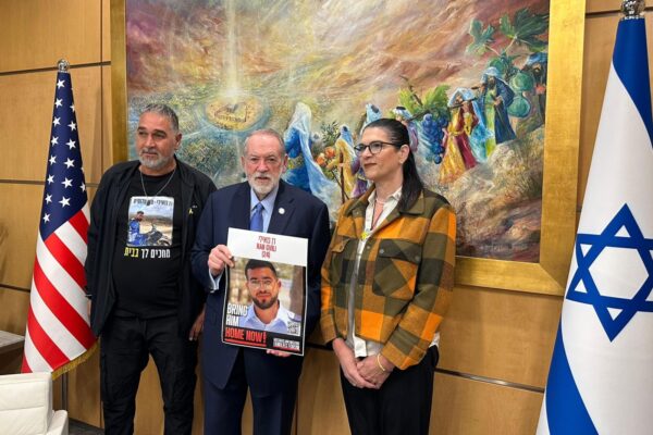 שגריר ארה"ב בישראל מייק האקבי עם הוריו של החלל החטוף רן גואילי ז"ל, טליק ואיציק (צילום: מטה המשפחות להחזרת החטופים)