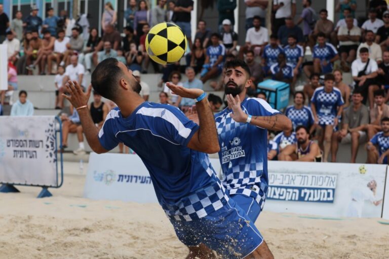 טורניר 'מעגלי הקפצות' בחוף פרישמן בתל אביב. מקום השלישי עם פרס על סך 2,000 שקל זכו קבוצת 'החמורים' (צילום: גלעד קוולרצ'יק)