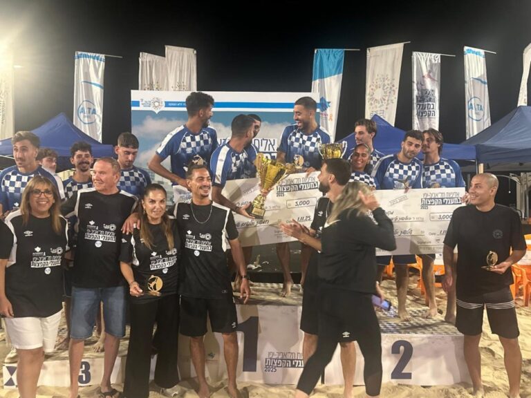 המנצחים בטורניר 'מעגלי הקפצות' בחוף פרישמן בתל אביב. "הצלחה אדירה מעל ומעבר לציפיות" (צילום: גלעד קוולרצ'יק)