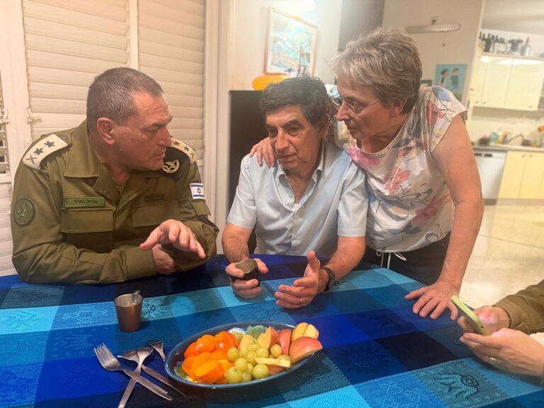 לאה ושמחה גולדין, הוריו של הדר ז"ל, עם הרמטכ"ל אייל זמיר (צילום: דובר צה"ל)
