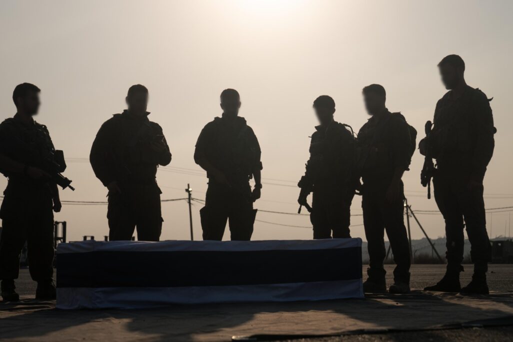 חברי פלוגתו של הדר גולדין שהגיעו ללוותו בדרכו האחרונה (צילום: דובר צה"ל) חברי פלוגתו של הדר גולדין שהגיעו ללוותו בדרכו האחרונה (צילום: דובר צה"ל)