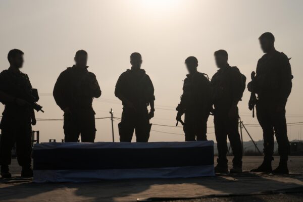 חברי פלוגתו של הדר גולדין שהגיעו ללוותו בדרכו האחרונה (צילום: דובר צה"ל)